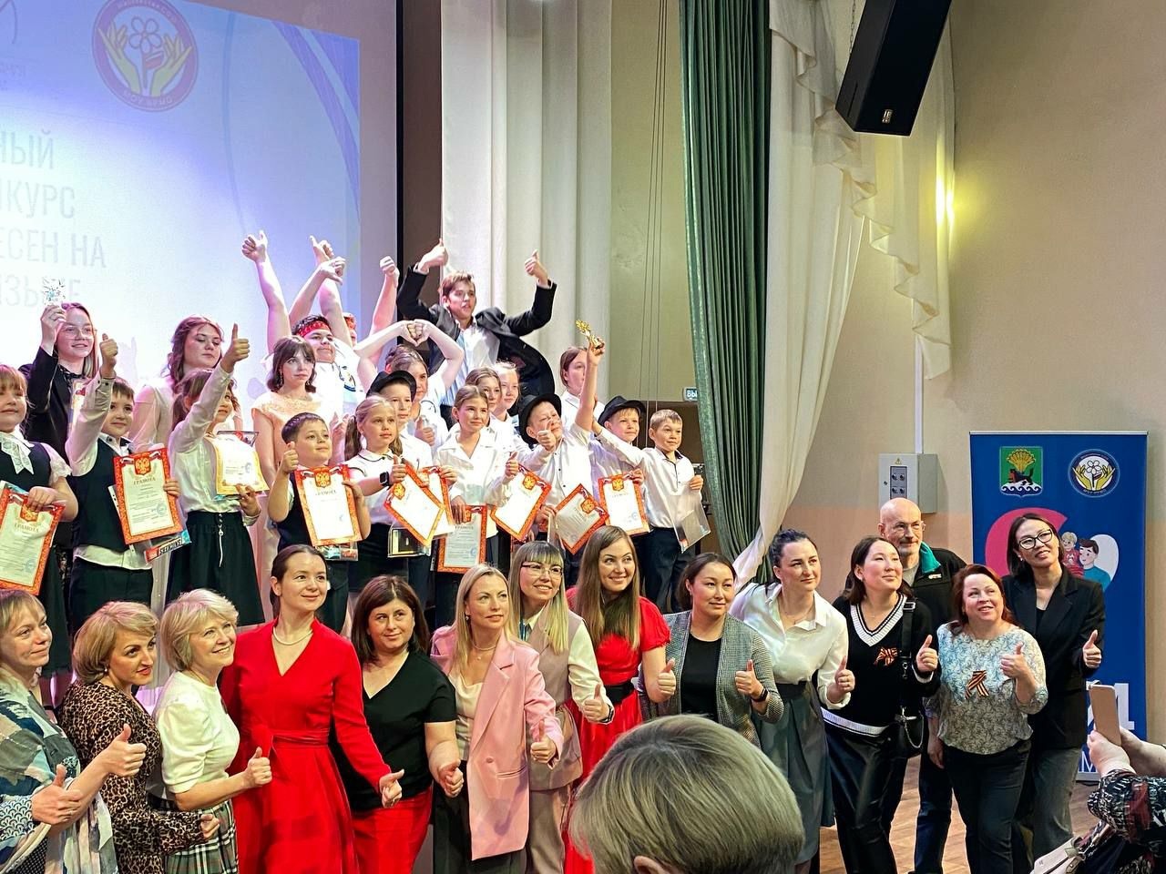 Миллер Алиса, 4б и Щукина Полина, 11а приняли участие в районном фестивале-конкурсе на английском языке «Музыкальная битва», который состоялся в Марковской школе.