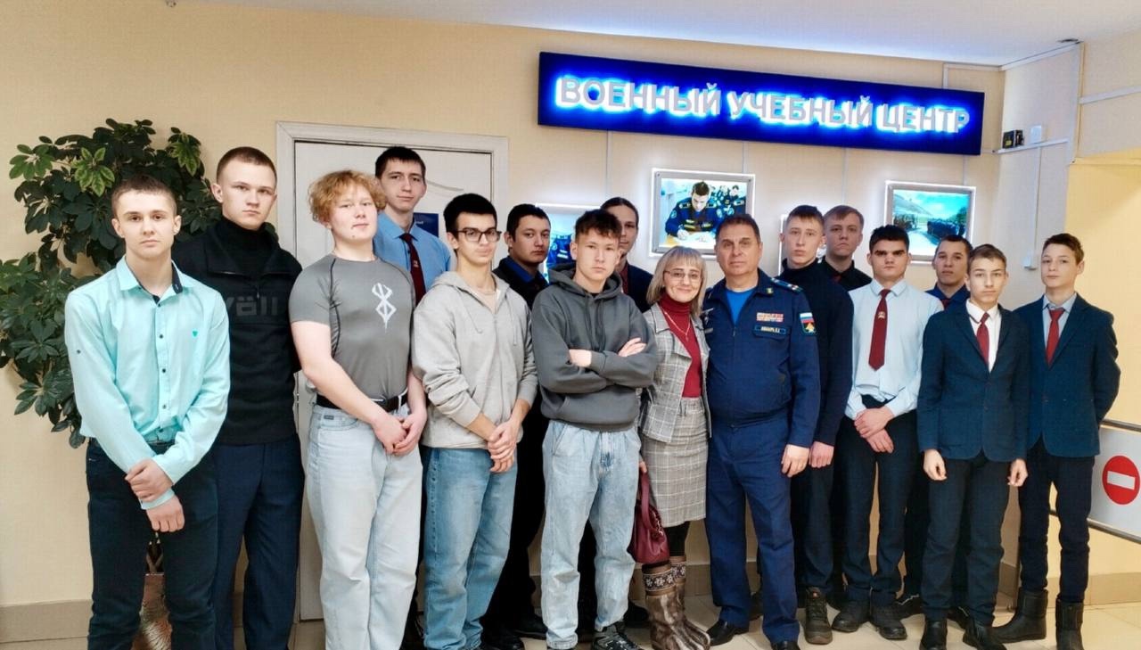 В преддверии Дня защитника Отечества  ученики  9-11 классов побывали  в военном учебном центре ИРНИТУ имени Героя Советского Союза генерал-полковника авиации Безбокова В.М..